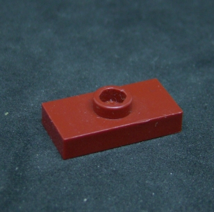 Lego destička s pinem uprostřed - tmavě červená