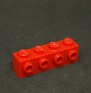 Lego kostička speciální 1x4 s nopy - červená