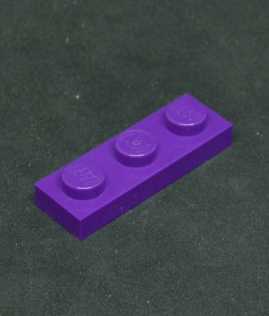 Lego destička 1x3 tmavě fialová