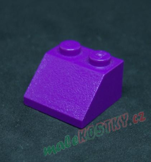 Lego šikmá kostka 45 2x2 tmavě fialová