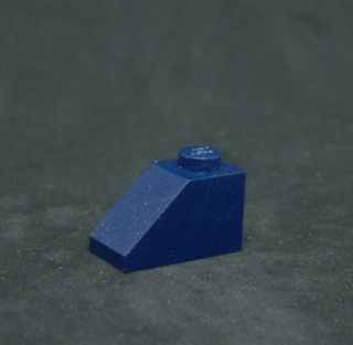 Lego šikmá kostka 45 2x1 tmavě modrá