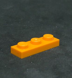 Lego destička 1x3 oranžová