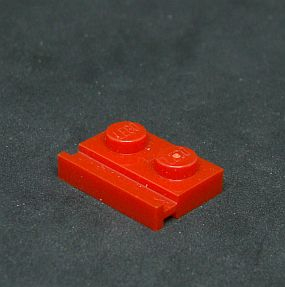 Lego destička speciální s drážkou - červená