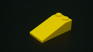 Lego šikmá kostka 18 4x2 žlutá