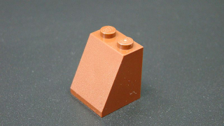 Lego kostička šikmá 65° 2x2 - hnědá - reddish brown