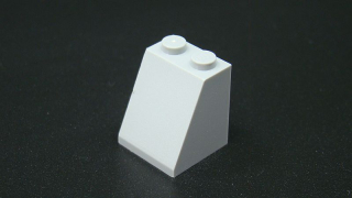 Lego kostička šikmá 65° 2x2 - světle šedá - light bluish gray