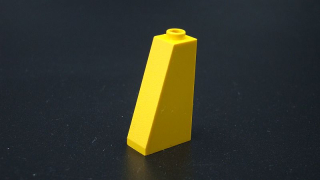Lego kostička šikmá 75 2 x 1 x 3 - žlutá