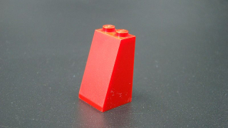 Lego kostička šikmá 75 2x2x3 - červená