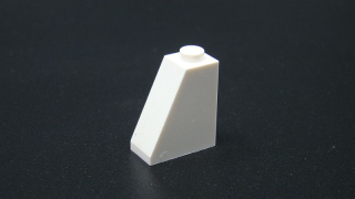 Lego kostička šikmá 65° 2 x 1 x 2 - bílá