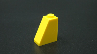 Lego kostička šikmá 65 2 x 1 x 2 - žlutá