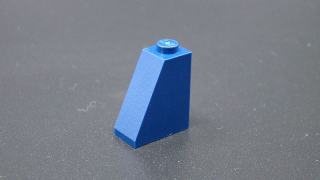 Lego kostička šikmá 65° 2 x 1 x 2 - tmavě modrá
