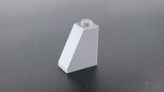 Lego kostička šikmá 65° 2 x 1 x 2 - světle šedá - light bluish gray