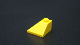 Lego kostička šikmá 45 2x2 - žlutá