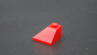 Lego kostička šikmá 45° 2x2 - červená