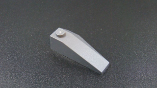 Lego kostička šikmá 4x2 - levá - tmavě šedá -dark bluish gray