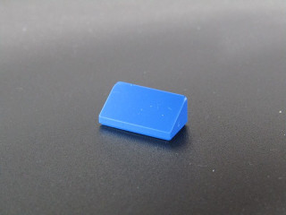Lego šikmá kostička 30 1 x 2 x 2/3 - modrá
