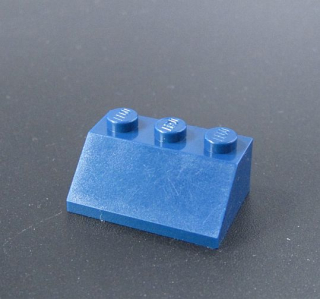 Lego šikmá kostka 45° 2x3 tmavě modrá