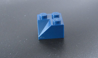 Lego kostička šikmá 45 2x2 - tmavě modrá