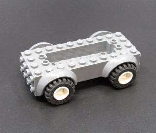 Lego podvozek 4x10 s koly - světle šedý - light bluish gray