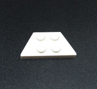 Lego destička klín 2x4 - bílá