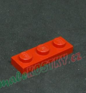 Lego destička 1x3 červená