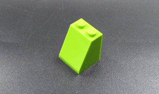 Lego kostička šikmá 65° 2x2 - světle zelená - lime