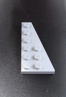 Lego destička klín 6x3 pravá světle šedá - light bluish gray