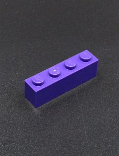 Lego kostička 1x4 tmavě fialová