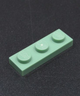 Lego destička 1x3 - pískově zelená - sand green