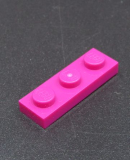 Lego destička 1x3 magenta