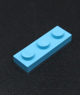 Lego destička 1x3 středně azurová